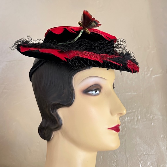 IMPOSING 1930's BLACK VELOUR TILT HAT COVERED IN RED/BLACK FEATHERS + VEIL - Picture 9 of 12